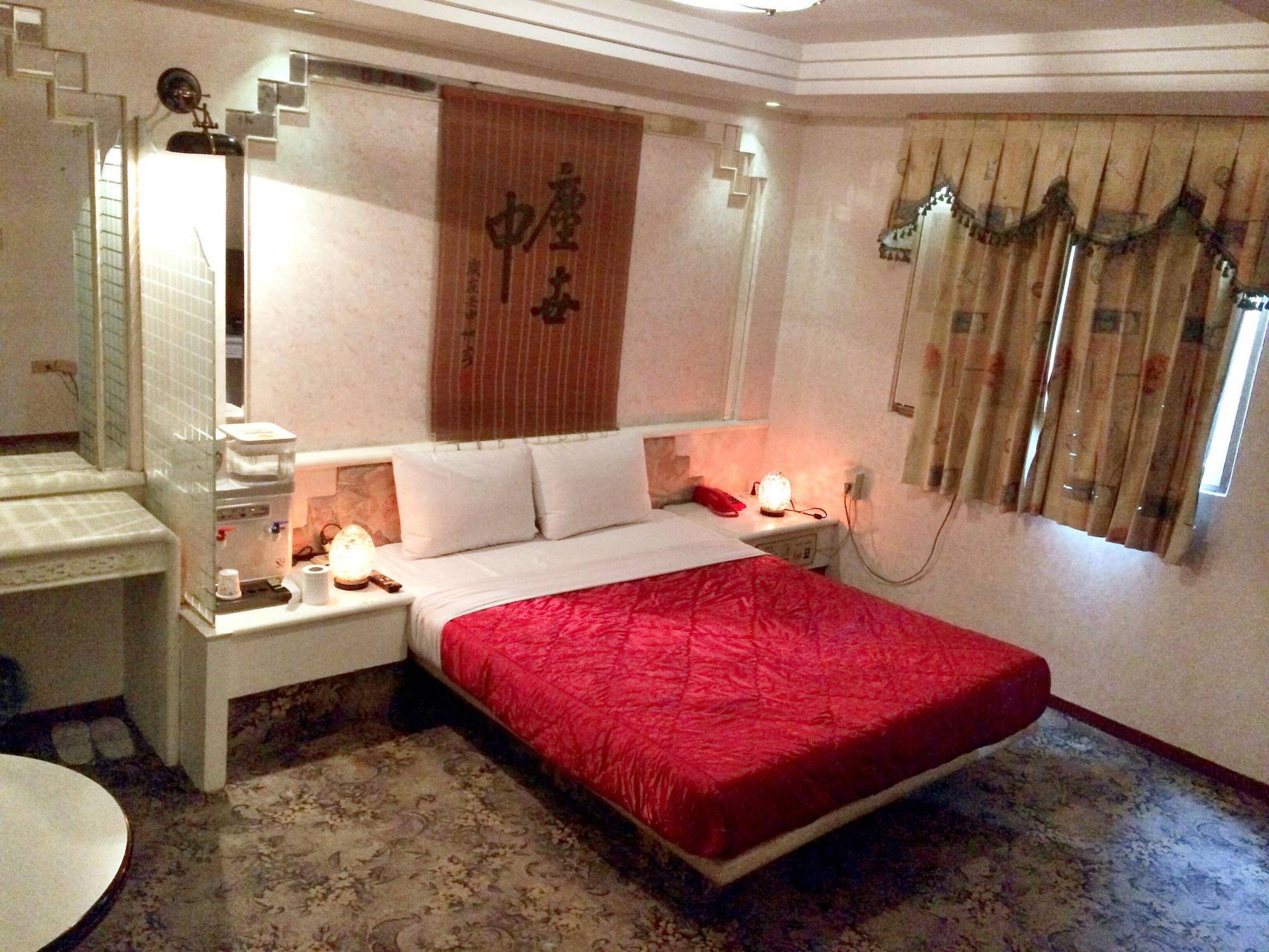 Broadway Hotel Taichung Exterior photo
